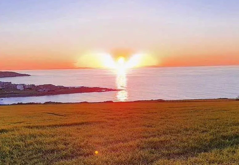 Un photographe saisit un coucher de soleil ayant la forme d'un ange : les photos émerveillent le monde entier