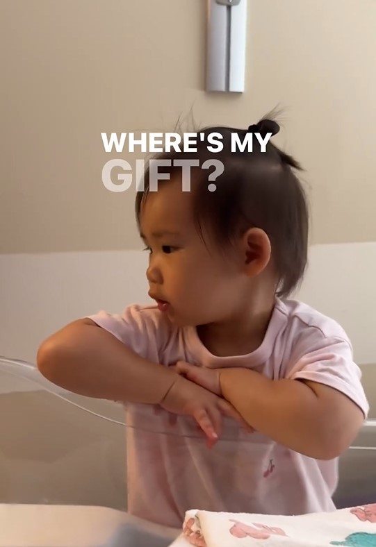 Une vidéo de naissance émouvante prend une tournure hilarante et les parents deviennent virals