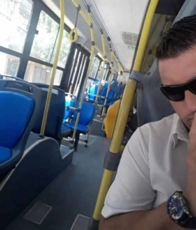 Un ancien conducteur de bus est devenu avocat à 42 ans et a été félicité pour cela