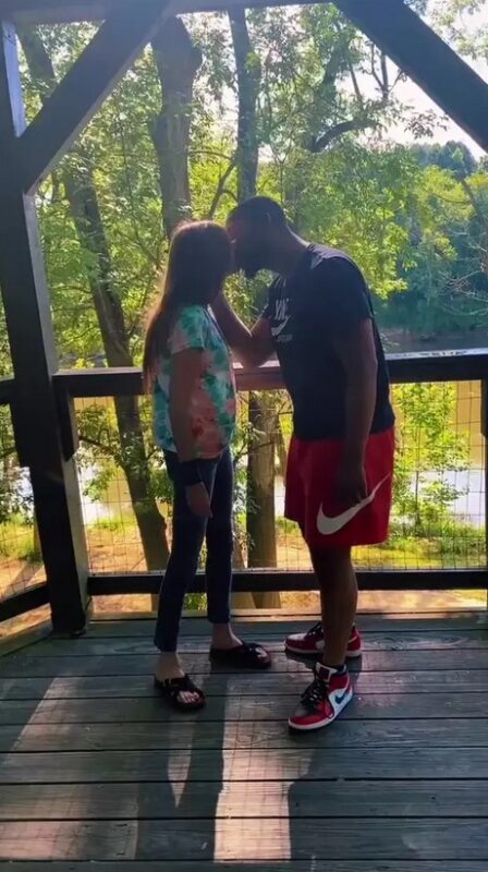 « J'ai 23 ans et ma copine en a 60 : Les gens se moquent de son visage plissé, et pourtant elle est la femme de ma vie »