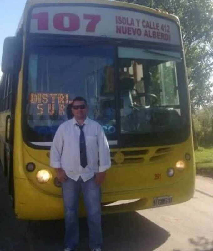 Un ancien conducteur de bus est devenu avocat à 42 ans et a été félicité pour cela