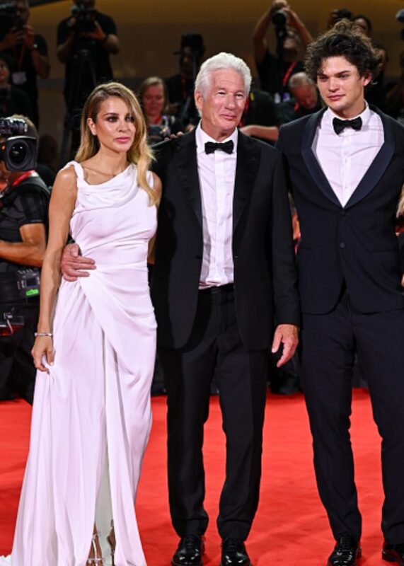 Richard Gere, 75 ans, s'agenouille devant sa femme, 41 ans, sur le tapis rouge et choque la foule