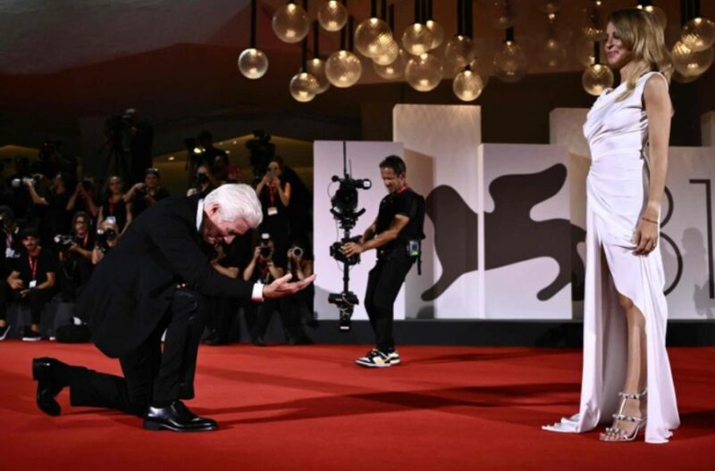 Richard Gere, 75 ans, s'agenouille devant sa femme, 41 ans, sur le tapis rouge et choque la foule