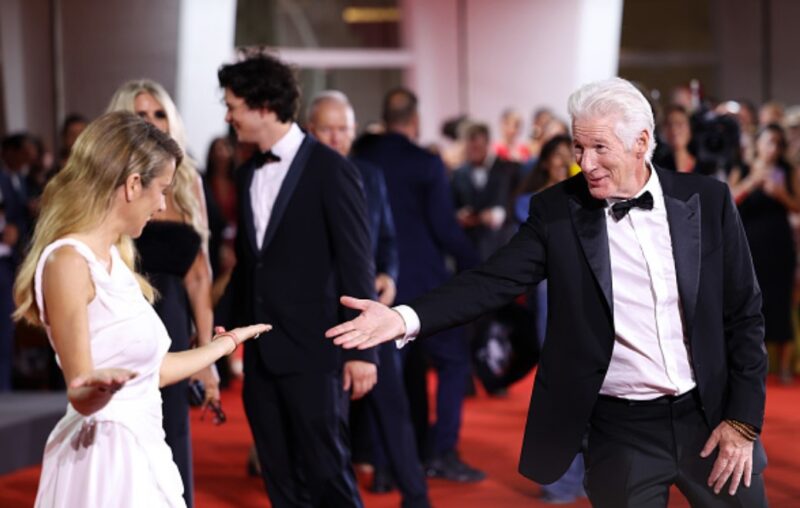 Richard Gere, 75 ans, s'agenouille devant sa femme, 41 ans, sur le tapis rouge et choque la foule