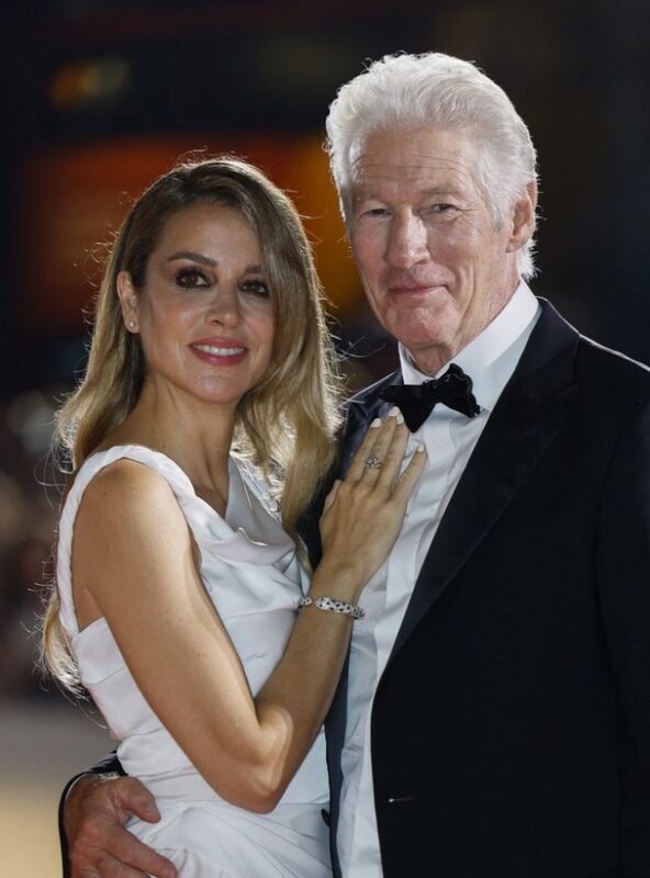 Richard Gere, 75 ans, s'agenouille devant sa femme, 41 ans, sur le tapis rouge et choque la foule