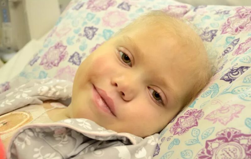 La leucémie : Les parents font leurs adieux à leur fillette qui a le cancer; elle ouvre les yeux et chuchote huit mots