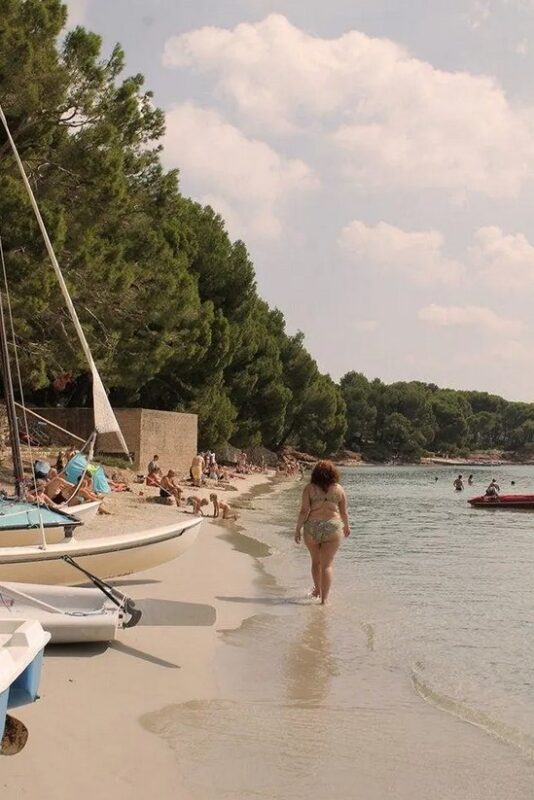 Je suis une femme aux rondeurs généreuses qui a osé mettre un bikini à la plage pour la 1ère fois et voilà comment j'ai été traitée
