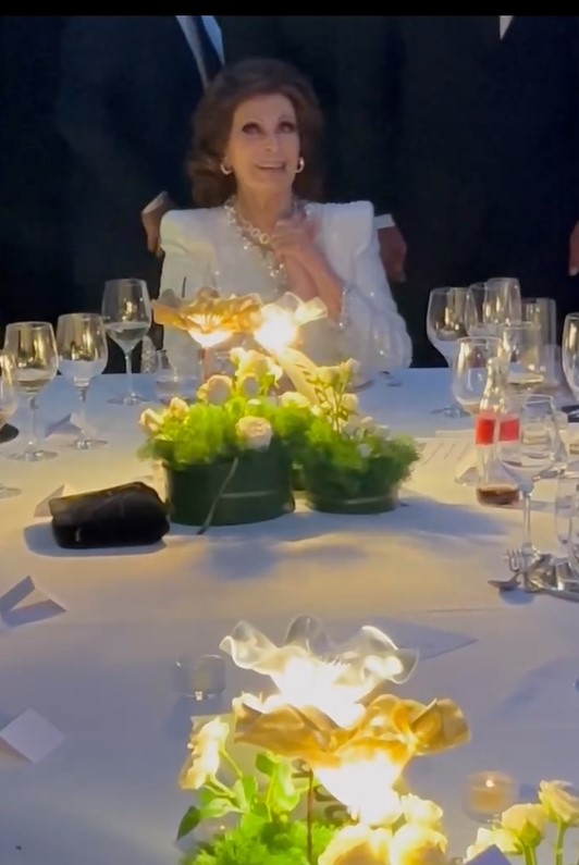 Sophia Loren est tout sourire alors qu'elle sort pour une somptueuse fête d'anniversaire de 90 ans, regardez