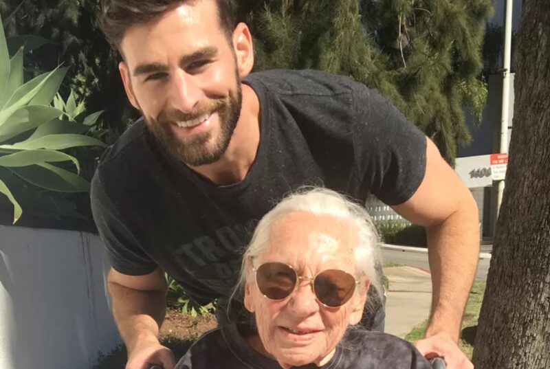 Il invite son voisin âgé de 89 ans à vivre avec lui pour lui tenir compagnie pendant ses derniers jours - quel grand cœur !