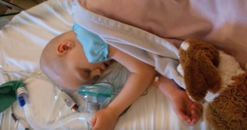 La leucémie : Les parents font leurs adieux à leur fillette qui a le cancer; elle ouvre les yeux et chuchote huit mots