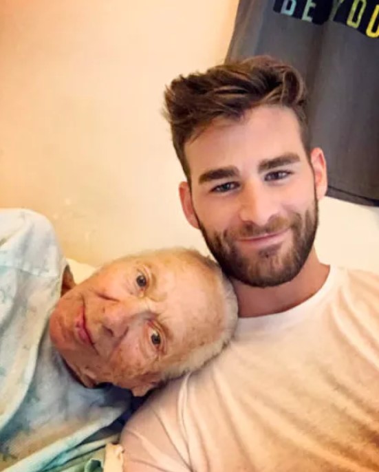 Il invite son voisin âgé de 89 ans à vivre avec lui pour lui tenir compagnie pendant ses derniers jours - quel grand cœur !