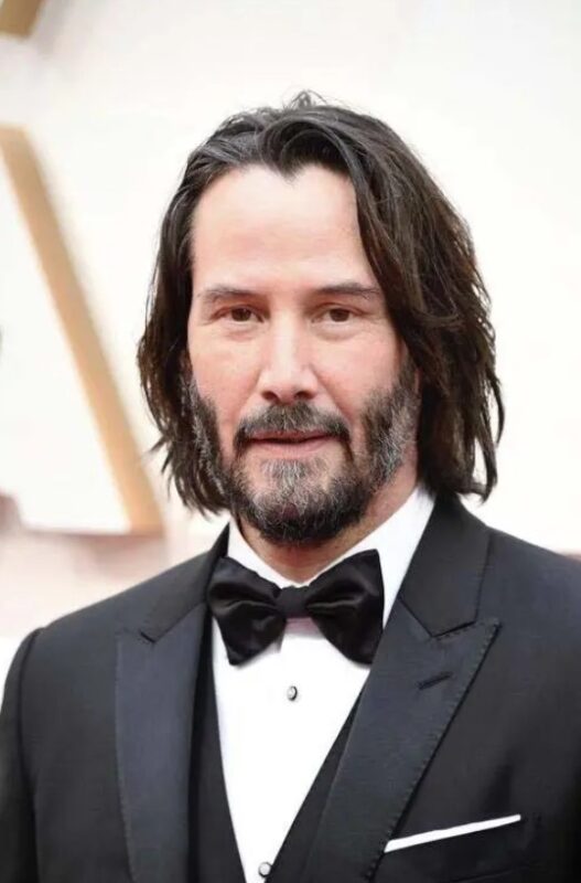 Keanu Reeves ne met pas de tenues de luxe et ne réside pas dans un manoir, mais il donne avec générosité son argent à des gens qui sont dans la nécessité