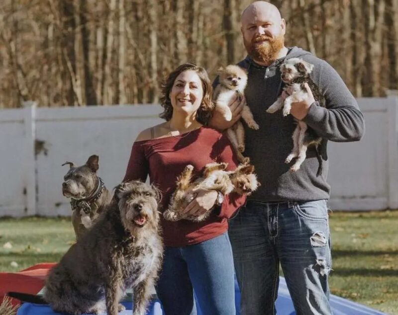 Un couple a adopté tous les vieux chiens non demandés du centre d'accueil pour animaux : « Ils méritent nos applaudissements »