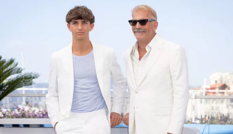 Kevin Costner retient ses larmes alors que son fils Hayes parle de son expérience sur le tournage de « Horizon »
