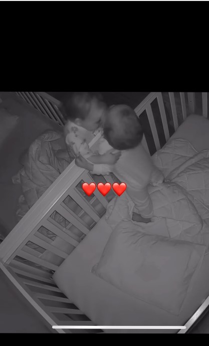 Des bébés jumeaux se réunissent après leur première nuit de séparation et leur réaction est précieuse