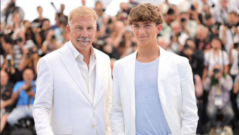 Kevin Costner retient ses larmes alors que son fils Hayes parle de son expérience sur le tournage de « Horizon »