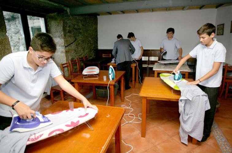 Une école apprend aux élèves à laver, repasser et cuisiner afin qu'ils puissent devenir des adultes indépendants