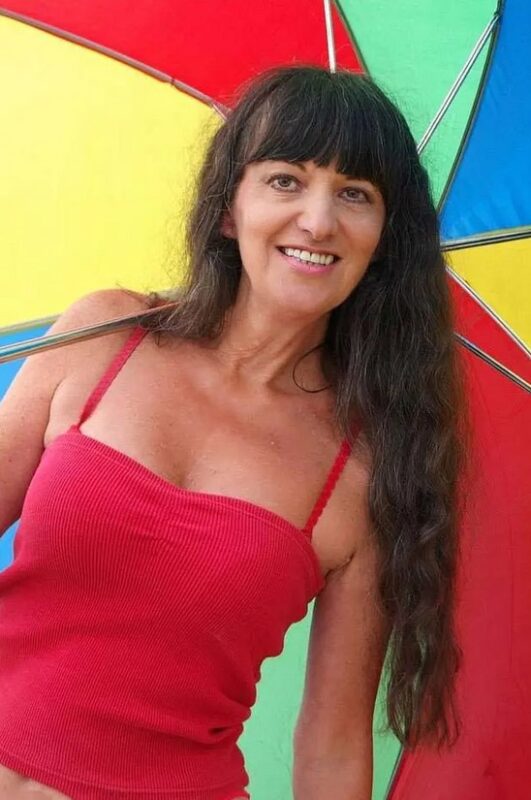 Elle a 71 ans et est mannequin professionnel depuis 40 ans : «J'ai le sentiment d'avoir vingt ans quand je suis en maillot de bain»