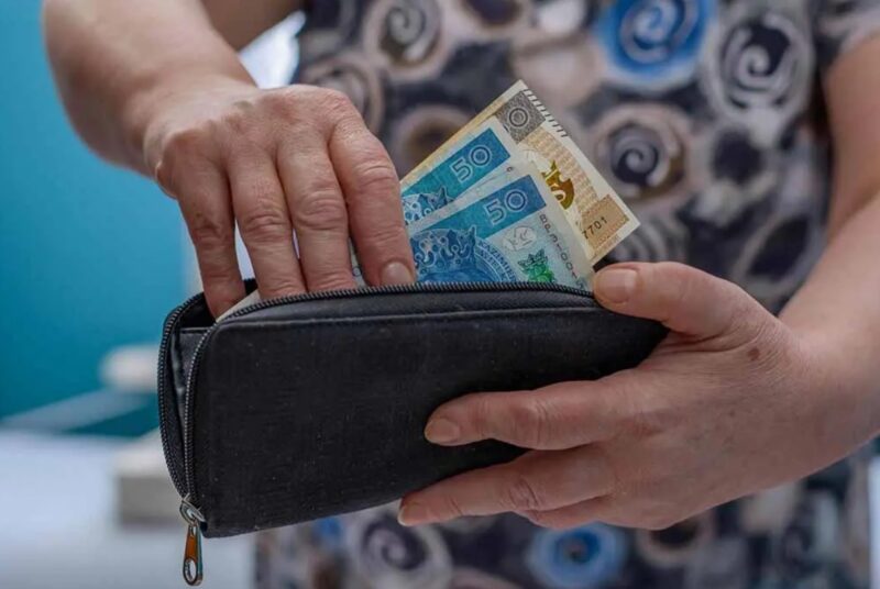Une chômeuse rapporte un portefeuille rempli d'argent qu'elle a trouvé : on lui donne un poste pour la récompenser pour son honnêteté
