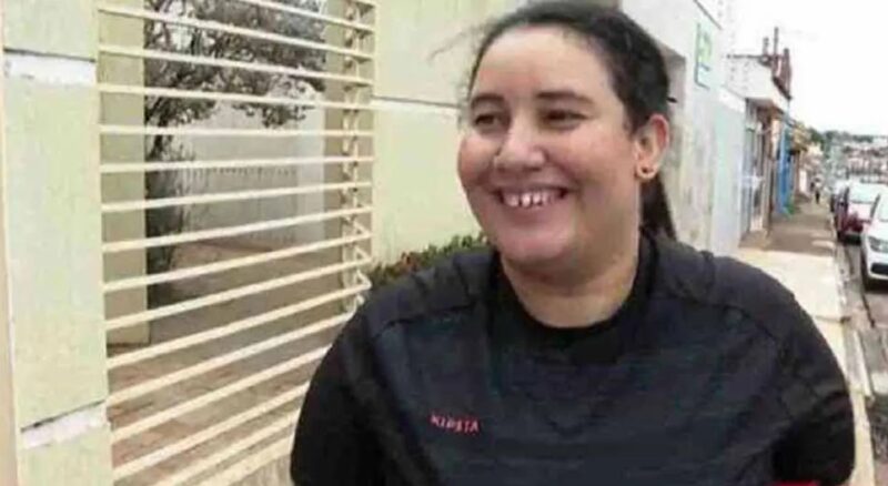 Une chômeuse rapporte un portefeuille rempli d'argent qu'elle a trouvé : on lui donne un poste pour la récompenser pour son honnêteté