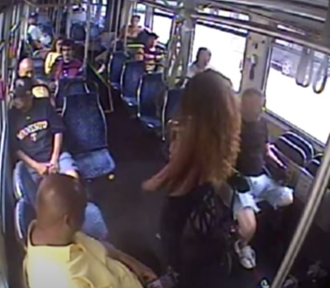 Le chauffeur de bus jette un coup d'œil à la femme sans-abri et fait un geste de compassion que personne n'a pu imaginer