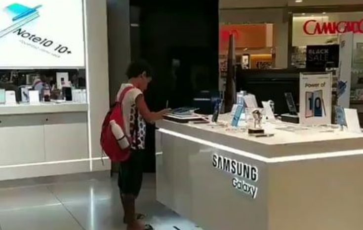 Un écolier a été filmé dans un magasin électronique en train de faire ses devoirs sur une tablette exposée