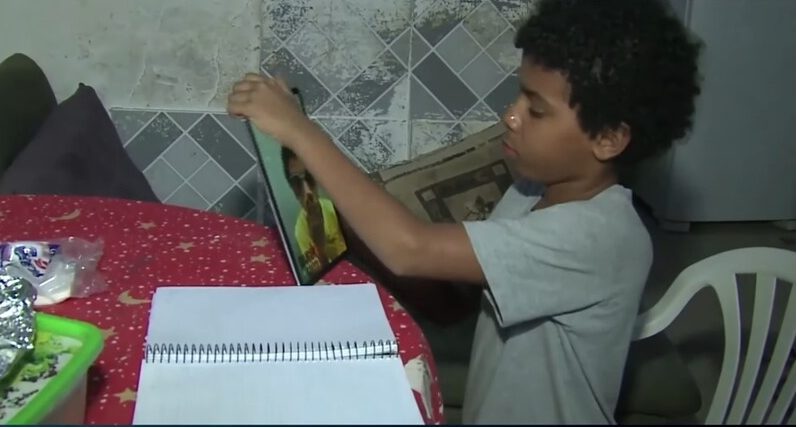 Un écolier a été filmé dans un magasin électronique en train de faire ses devoirs sur une tablette exposée
