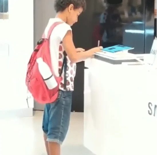 Un écolier a été filmé dans un magasin électronique en train de faire ses devoirs sur une tablette exposée