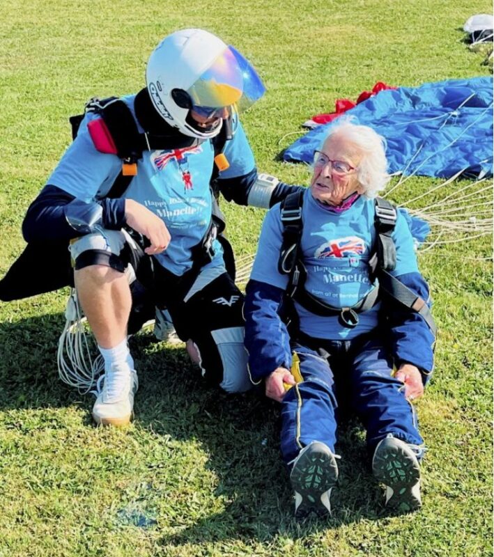 Une femme âgée de 102 ans devient le plus vieux parachutiste de Grande-Bretagne, inspirant ainsi les octogénaires et les nonagénaires à ne jamais renoncer à rien
