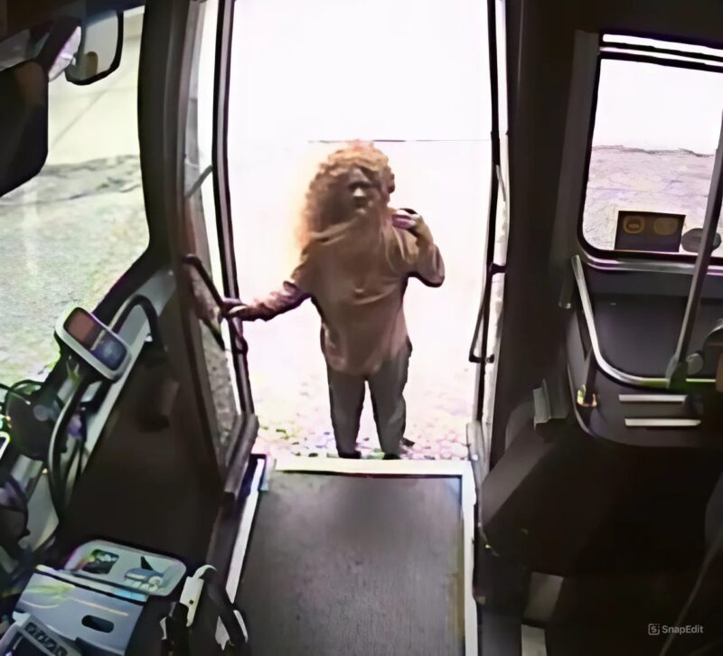 Le chauffeur de bus jette un coup d'œil à la femme sans-abri et fait un geste de compassion que personne n'a pu imaginer