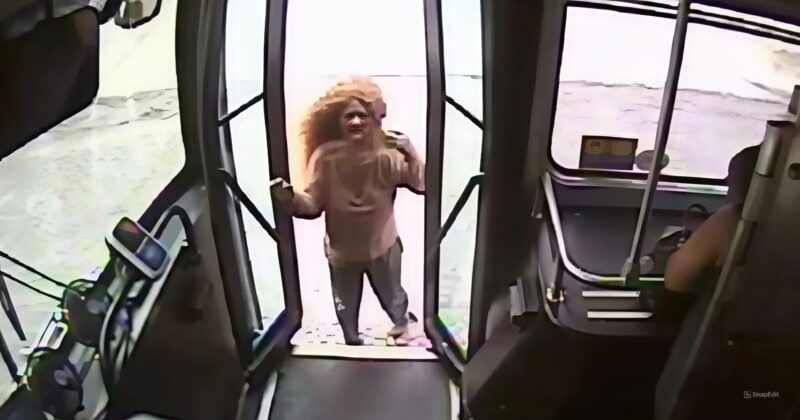 Le chauffeur de bus jette un coup d'œil à la femme sans-abri et fait un geste de compassion que personne n'a pu imaginer