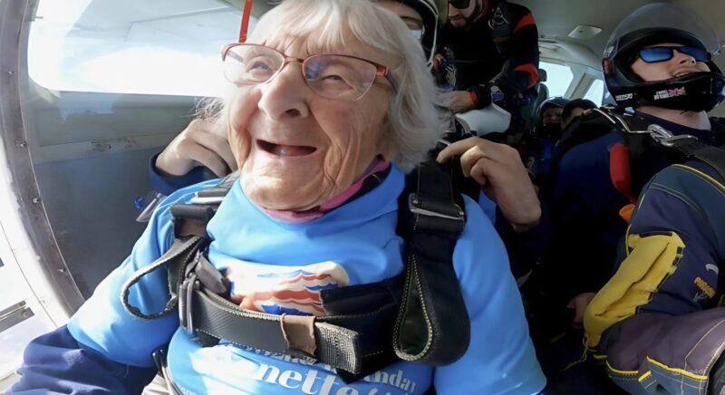Une femme âgée de 102 ans devient le plus vieux parachutiste de Grande-Bretagne, inspirant ainsi les octogénaires et les nonagénaires à ne jamais renoncer à rien