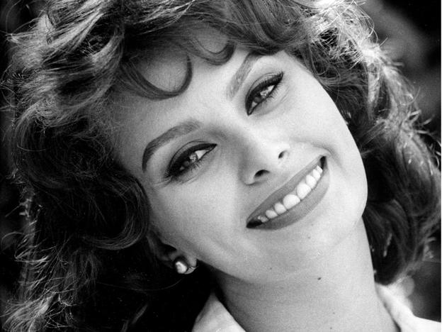 Sophia Loren est tout sourire alors qu'elle sort pour une somptueuse fête d'anniversaire de 90 ans, regardez