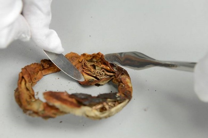 La tasse exposée au musée d'Auschwitz durant 70 ans ; récemment, son fond s'est mis à se décomposer et une cachette a été découverte à l'intérieur