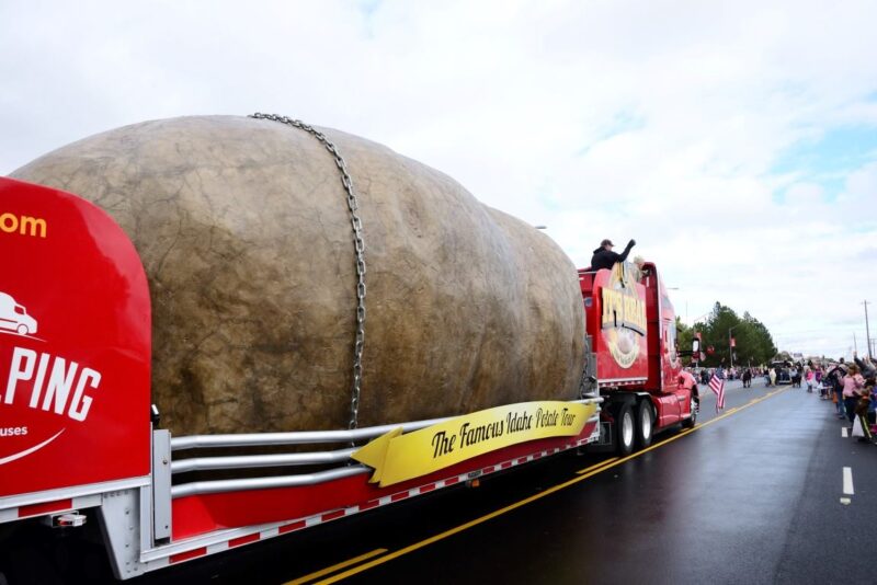 La quintessence de l'Idaho : Un automobiliste aperçoit la plus grosse pomme de terre du monde en train de rouler sur la route