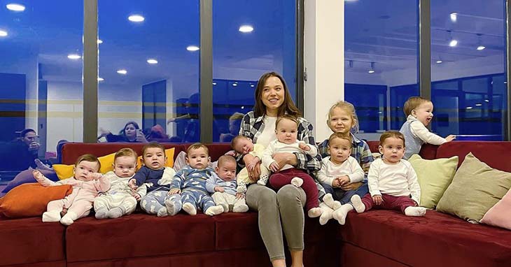 Âgée de 23 ans, elle a onze enfants et rêve d'en avoir cent pour être la plus grande famille au monde