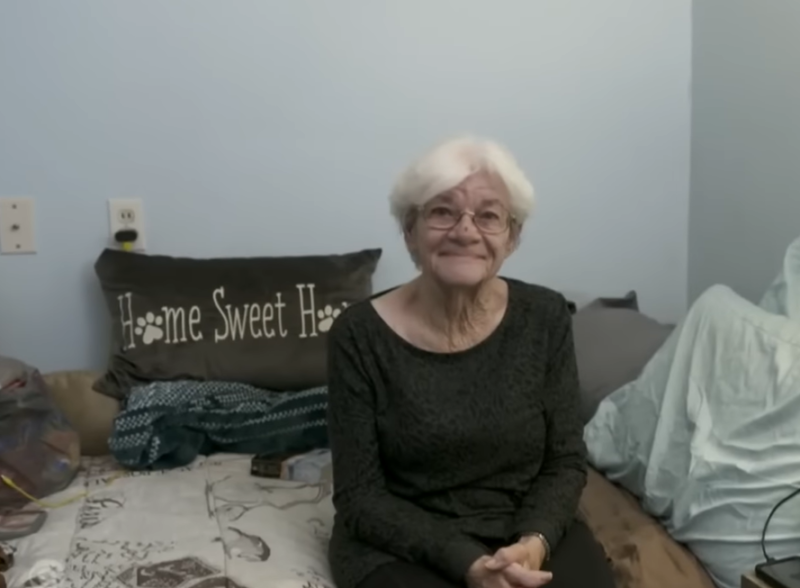 « Ça change tout » : Des voisins ont adopté une grand-mère après qu'elle a perdu son conjoint et sa maison ; Comme c'est gentil