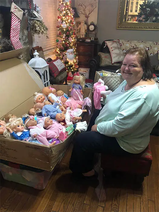 Une femme confectionne des costumes pour 200 poupées qu'elle distribue chaque année à des enfants nécessiteux