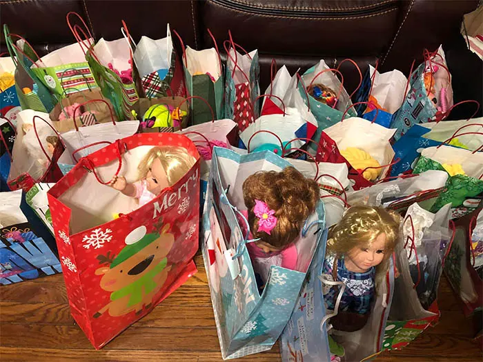 Une femme confectionne des costumes pour 200 poupées qu'elle distribue chaque année à des enfants nécessiteux