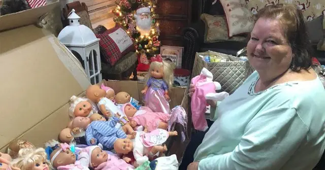 Une femme confectionne des costumes pour 200 poupées qu'elle distribue chaque année à des enfants nécessiteux