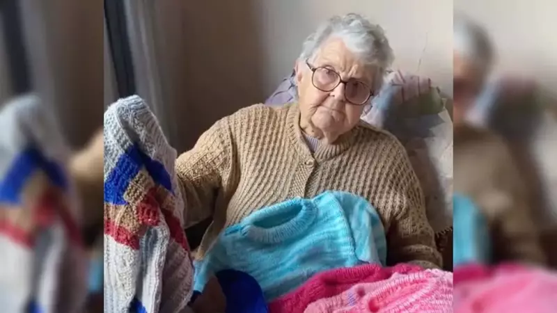 Une grand-mère de 90 ans tricote des manteaux pour les offrir aux enfants dans le besoin