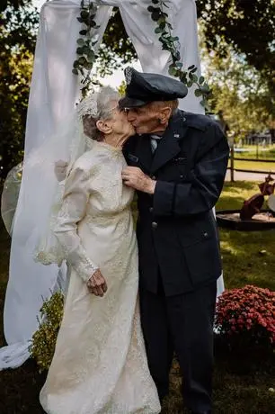 Le couple a souhaité renouer avec ses vœux de mariage après 77 ans de mariage : « Merci pour vos vœux »