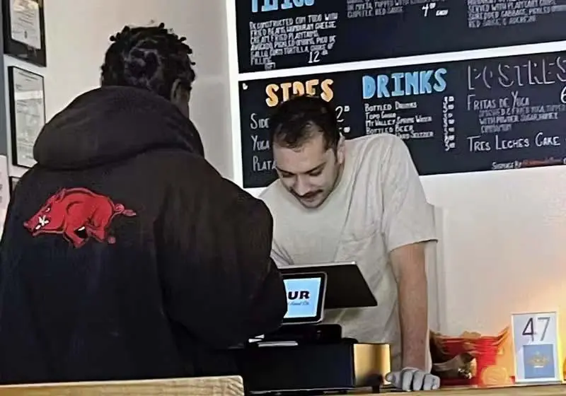 Un sans-abri entre dans un restaurant et demande des restes : on lui sert un repas plein et chaud