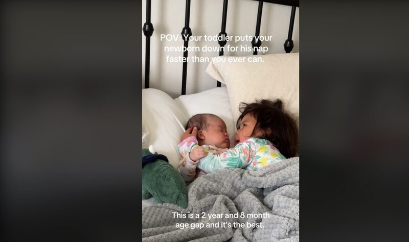 Un bambin qui chante, parvient à faire dormir son petit frère