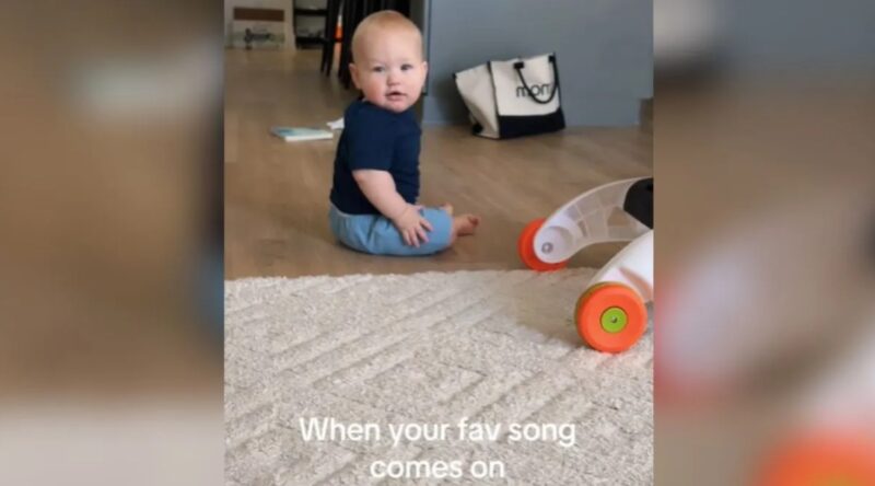 Adorable : Le bébé bouge quand sa chanson préférée est en ondes