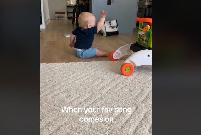 Adorable : Le bébé bouge quand sa chanson préférée est en ondes