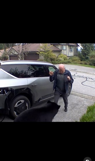 Un homme se retrouve face à face avec une maman ours dans son garage... Voici comment il s'en est sorti indemne !