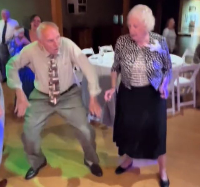 That Old Time Rock N' Roll : Un couple de 80 ans se lance sur la piste de danse ! 💃 🕺
