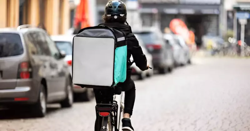 La police a offert un vélo à un livreur qui n'avait pas les moyens d'en acquérir un