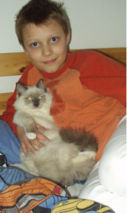 Un homme a recréé un cliché datant de vingt ans avec le chat de son enfance avant de l'endormir, ce qui a déclenché un véritable émoi sur Internet